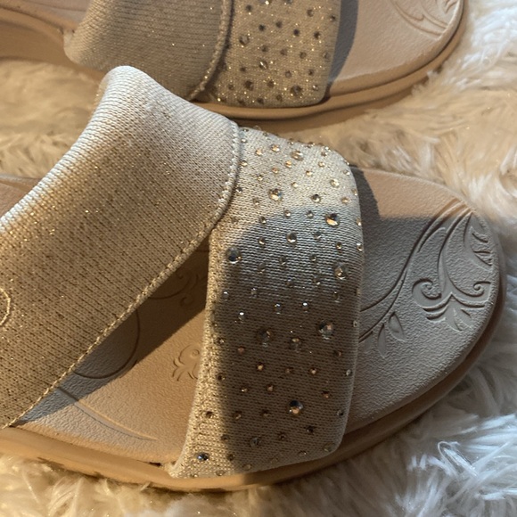 BZees - Picture 3 of 6